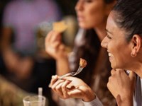 ¿Por qué algunos alimentos nos hacen más felices?
