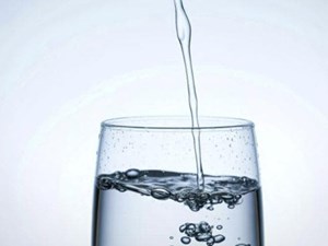 ¿Realmente necesitamos beber ocho vasos de agua al día?