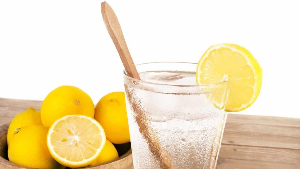 Toda la verdad sobre el agua con limón en ayunas
